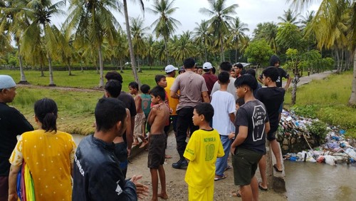 Warga berkerumun di lokasi bocah dua tahun ditemukan meninggal dunia setelah terseret arus sungai di Bima, Selasa (7/3/2023).