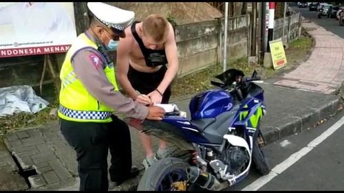Bule Rusia berinisial A ditilang oleh polis saat melintas di simpang Jalan By Pass Ngurah Rai-Pantai Matahari Terbit, Desa Sanur Kaja, Kecamatan Denpasar Selatan, Kota Denpasar. (Dok. Polresta Denpasar)