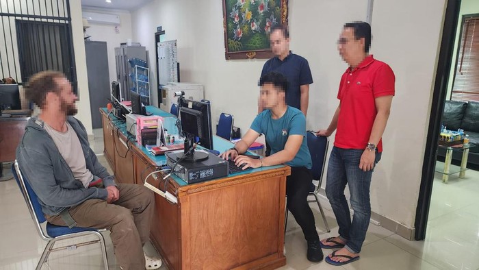 Bule Rusia Sergei Rodin diperiksa Inteldakim Kantor Imigrasi Kelas I Khusus TPI Denpasar karena diduga menjadi fotografer di Bali tidak sesuai dengan izin tinggal.
