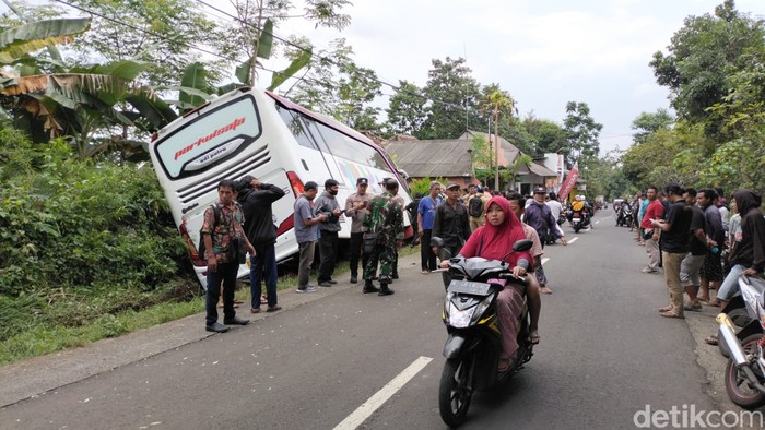 bus memabawa penumpang siswa Al Azhar Asy-Syarif Jakarta Selatan
