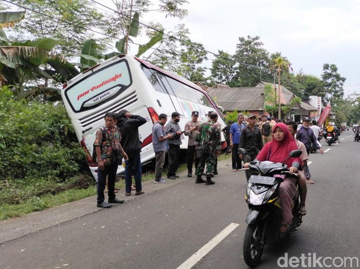 bus memabawa penumpang siswa Al Azhar Asy-Syarif Jakarta Selatan