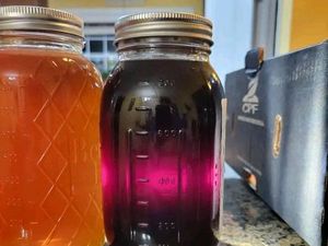 Cantik! Madu Ini Warnanya Ungu dengan Semburat Rasa Anggur