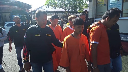 Polisi menggiring para tersangka ke Mapolres Gianyar saat terciduk usai menggasak sepeda motor korban.