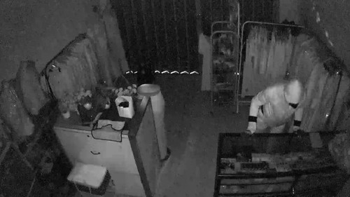 Pelaku terekam CCTV hendak mencuri di sebuah konter di Jalan Raya Pengambengan, Kecamatan Negara, Jembrana, Bali, Selasa (7/3/2023).