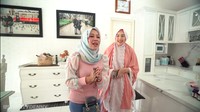 Nuansa putih tersebut memberikan kesan mewah dan elegan. Ditambah lagi dengan penataan perabotan mulai dari meja hingga rak. Foto: YouTube Shanty Denny