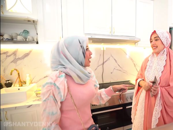 Hangatnya Suasana Dapur Adelia Pasha yang Bernuansa Putih