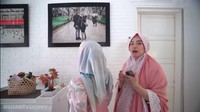 Di dapurnya juga dihiasi dengan potret kebersamaan Adelia dengan sang suami, Pasha Ungu. Ini menambah kesan hangat di dapurnya tersebut. Foto: YouTube Shanty Denny