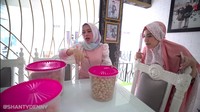 Tak ketinggalan, di meja makannya tersebut selalu tersedia tiga camilan. Mulai dari rempeyek, pangsit goreng hingga keripik lainnya. Foto: YouTube Shanty Denny