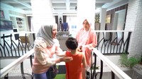 Di dekat dapurnya terdapat jembatan kecil yang mengarah ke area tamu. Di sisi kanan kiri jembatan itu juga terdapat kolam ikan mini. Foto: YouTube Shanty Denny