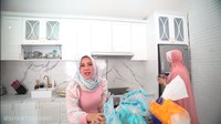Selain camilan, di dapur Adelia Pasha ini juga tak pernah habis aneka roti. Mengingat sang anak tak bisa memakan nasi, sehingga ia menyetok roti.  Foto: YouTube Shanty Denny
