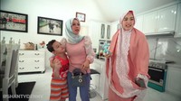 Dapur milik Adelia Pasha ini didesain dengan nuansa serba putih. Mulai dari cat dinding hingga perabotan di dapurnya. Foto: YouTube Shanty Denny