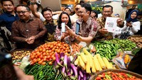 Direktur Utama Bank BTN Haru Koesmahargyo bersama Wakil Menteri Perdagangan Jerry Sambuaga, Direktur IT & Digital Bank BTN Andi Nirwoto menyambangi pasar Tagog, Padalarang dan mengenalkan digitalisasi di pasar tersebut.