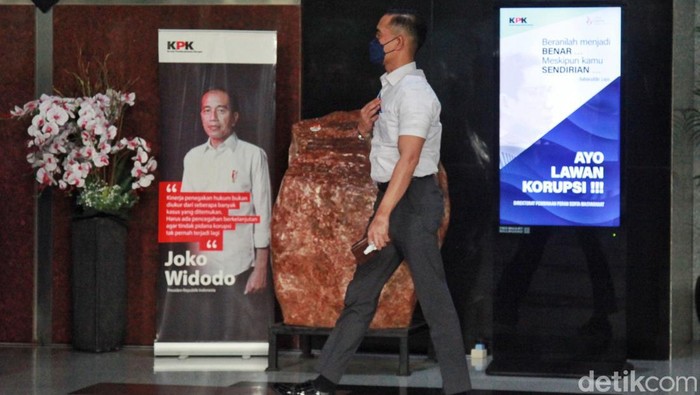 Ekspresi Eko Darmanto Usai Diperiksa KPK Mantan Kepala Bea Cukai Yogyakarta Eko Darmanto meninggalkan gedung KPK, Jakarta, Selasa (7/3/2023).