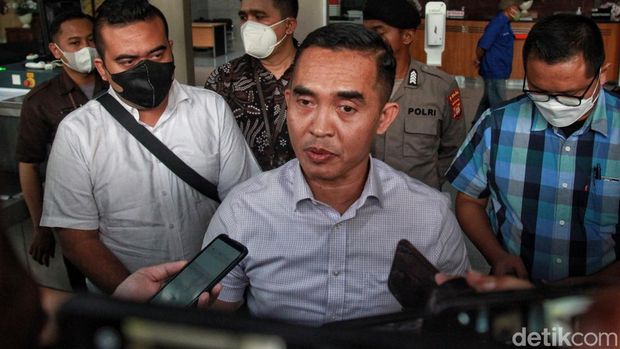 Mantan Kepala Bea Cukai Yogyakarta Eko Darmanto meninggalkan gedung KPK, Jakarta, Selasa (7/3/2023).