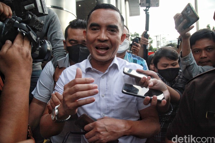 Mantan Kepala Bea Cukai Yogyakarta Eko Darmanto meninggalkan gedung KPK, Jakarta, Selasa (7/3/2023).