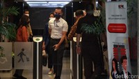Mantan Kepala Bea Cukai Yogyakarta Eko Darmanto meninggalkan gedung KPK, Jakarta, Selasa (7/3/2023). Dia diperiksa mulai pukul 09.00 WIB hingga pukul 17.30 WIB.