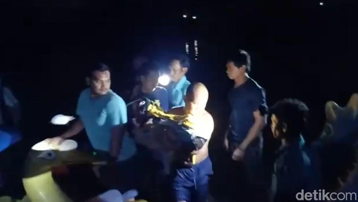 Evakuasi 2 bocah di Gresik tenggelam