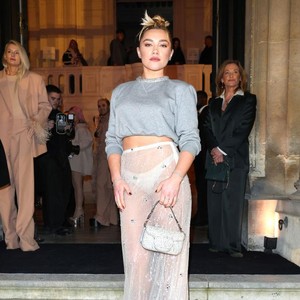 Foto: Florence Pugh Pamer Underwear Pakai Rok Transparan di Paris Fashion Week