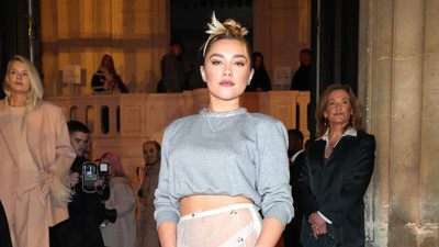 Foto: Florence Pugh Pamer Underwear Pakai Rok Transparan di Paris Fashion Week