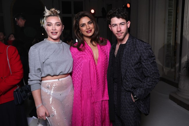 Florence Pugh duduk di barisan depan bersama tamu A-list lainnya. Seperti Priyanka Chopra dan suaminya Nick Jonas. Foto: Getty Images