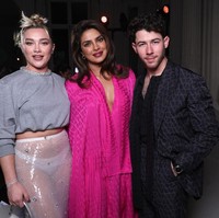 Florence Pugh duduk di barisan depan bersama tamu A-list lainnya. Seperti Priyanka Chopra dan suaminya Nick Jonas. Foto: Getty Images