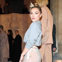 Rok menerawang mengekspos underwear yang dia kenakan di baliknya. Sebuah penampilan berisiko, namun Florence terlihat percaya diri seperti biasanya. Foto: Getty Images