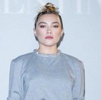 Rambutnya disanggul tinggi dengan aksen acak yang memberi kesan chic. Foto: Getty Images