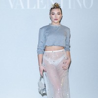 Rok berpotongan high-waist ini memiliki hem panjang yang menyentuh lantai. Rok transparan warna putih ini tampak glamor dengan hiasan payet serta kristal di seluruh bagian dan full payet di bagian bawahnya. Foto: Getty Images