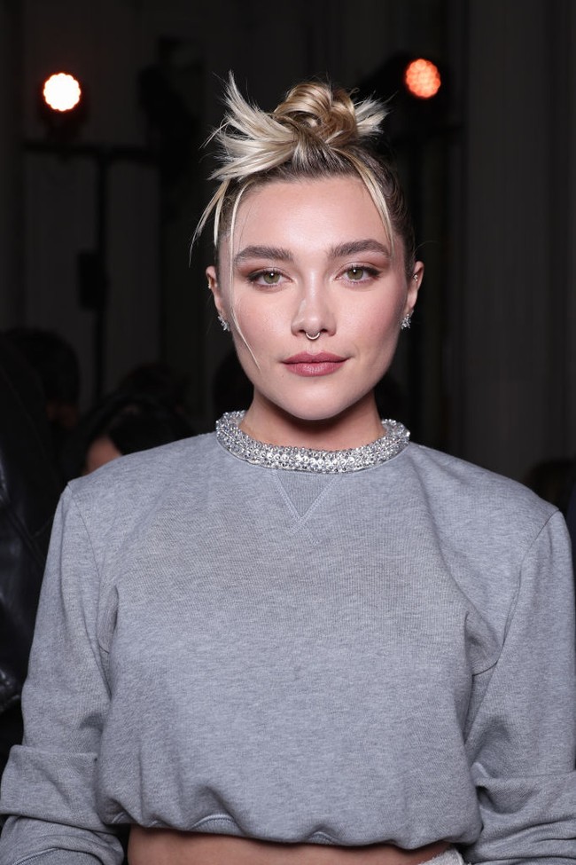 Florence Pugh tampil dengan riasan wajah andalannya, makeup nuansa cokelat dan pulasan lipstik warna rose pink. Foto: Getty Images