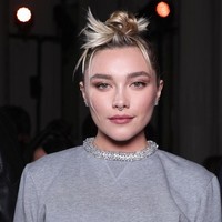 Florence Pugh tampil dengan riasan wajah andalannya, makeup nuansa cokelat dan pulasan lipstik warna rose pink. Foto: Getty Images