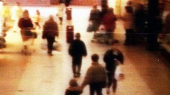 Foto buram dari kamera mal ini adalah momen terakhir yang terdokumentasi dari kehidupan James Bulger yang berusia 2 tahun. Orang yang memegang tangannya dan orang yang berjalan di depan adalah dua anak laki-laki yang menculik James, membawanya ke rel kereta, melewati total 38 saksi di sepanjang jalan, lalu menyiksa dan membunuhnya secara brutal. Kedua pembunuh itu berusia 10 tahun saat itu. Foto: Reddit