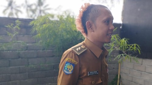 Gaya rambut mohawk Kepala Desa Sigerongan Dian Siswadi.