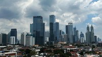 Gedung bertingkat dan permukiman warga berderet di kawasan Jakarta Pusat, Selasa (7/3/2023).