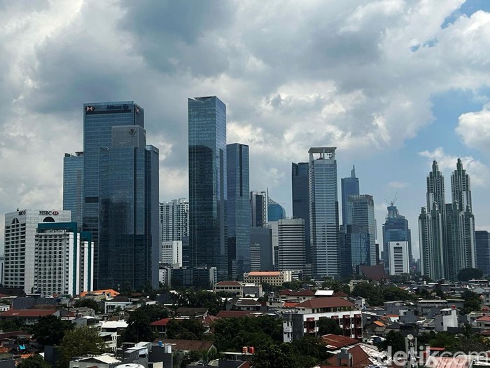 Sejumlah gedung bertingkat di kawasan Jakarta Pusat, Selasa (7/3/2023). Pertumbunan ekonomi Indonesia pada 2023 diprediksi pada kisaran 4,5-5,3% didorong oleh peningkatan permintaan domestik, baik konsumsi rumah tangga maupun investasi.