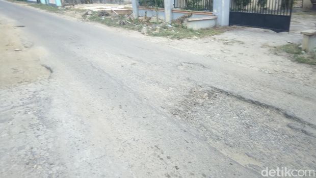 Jalan Taman Anggrek, Kelurahan Dembe Dua, Kecamatan Kota utara, Gorontalo rusak parah hingga mengancam keselamatan pengendara.