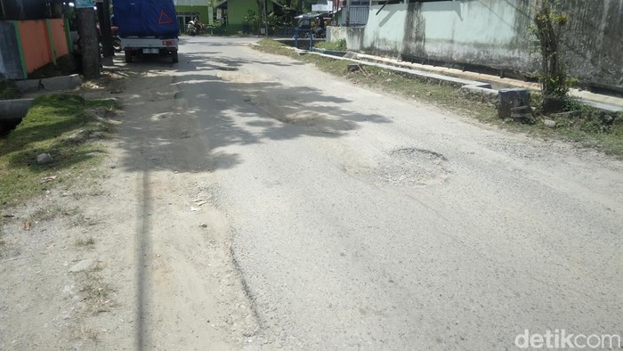 Jalan Taman Anggrek, Kelurahan Dembe Dua, Kecamatan Kota utara, Gorontalo rusak parah hingga mengancam keselamatan pengendara.