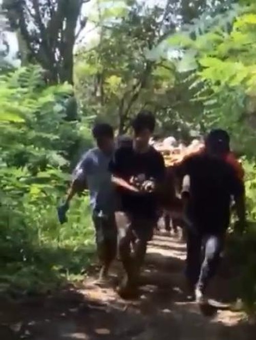 Tangkapan layar video puluhan warga gotong jenazah di Dusun Erat Mate, Desa Mekarsari, Kecamatan Gunungsari, Lombok Barat.