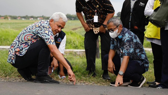 Gubernur Jawa Tengah Ganjar Pranowo menggelontorkan anggaran sebesar Rp 437 miliar untuk program penyelenggaraan jalan pada 2023.