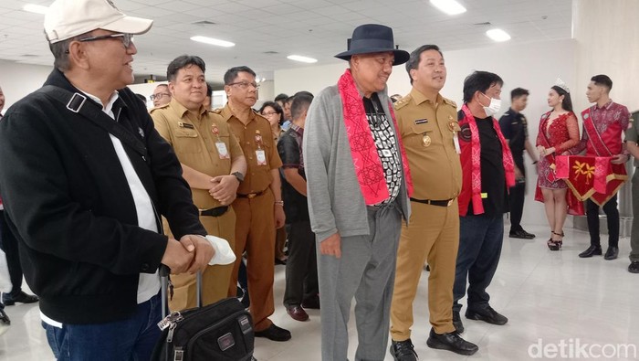 Gubernur Sulut Olly Dondokambey saat di Bandara Sam Ratulangi Manado.
