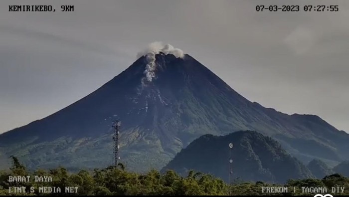 Gunung Merapi gugurkan lava pijar, Selasa (7/3/2023).