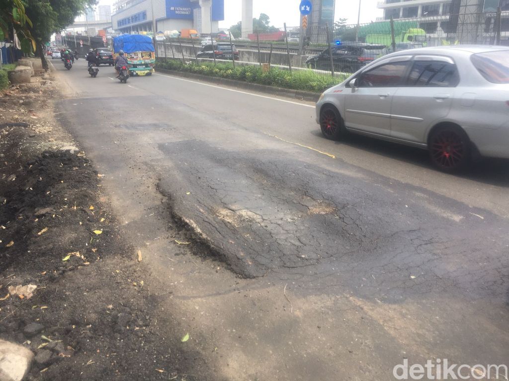 Hasil perbaikan Jl Kartini di Cilandak Jaksel yang sebelumnya ambles. Perbaikan selesai, namun permukaan aspal bergelombang. 7 Maret 2023. (M Fariz At Thariqi/detikcom)