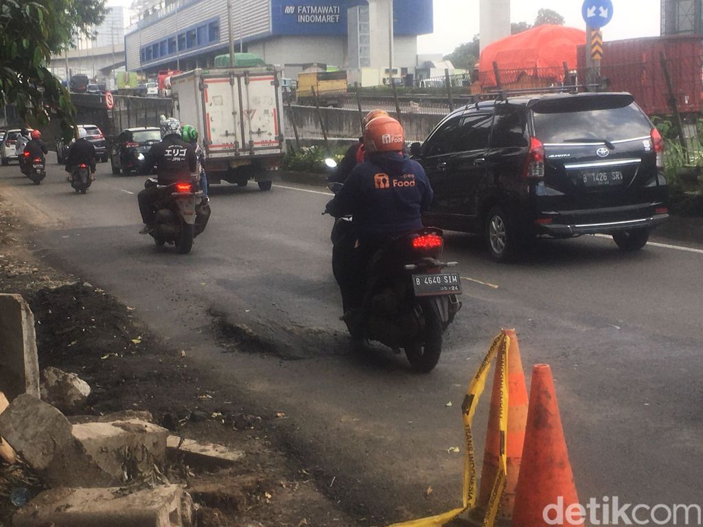 Hasil perbaikan Jl Kartini di Cilandak Jaksel yang sebelumnya ambles. Perbaikan selesai, namun permukaan aspal bergelombang. 7 Maret 2023. (M Fariz At Thariqi/detikcom)