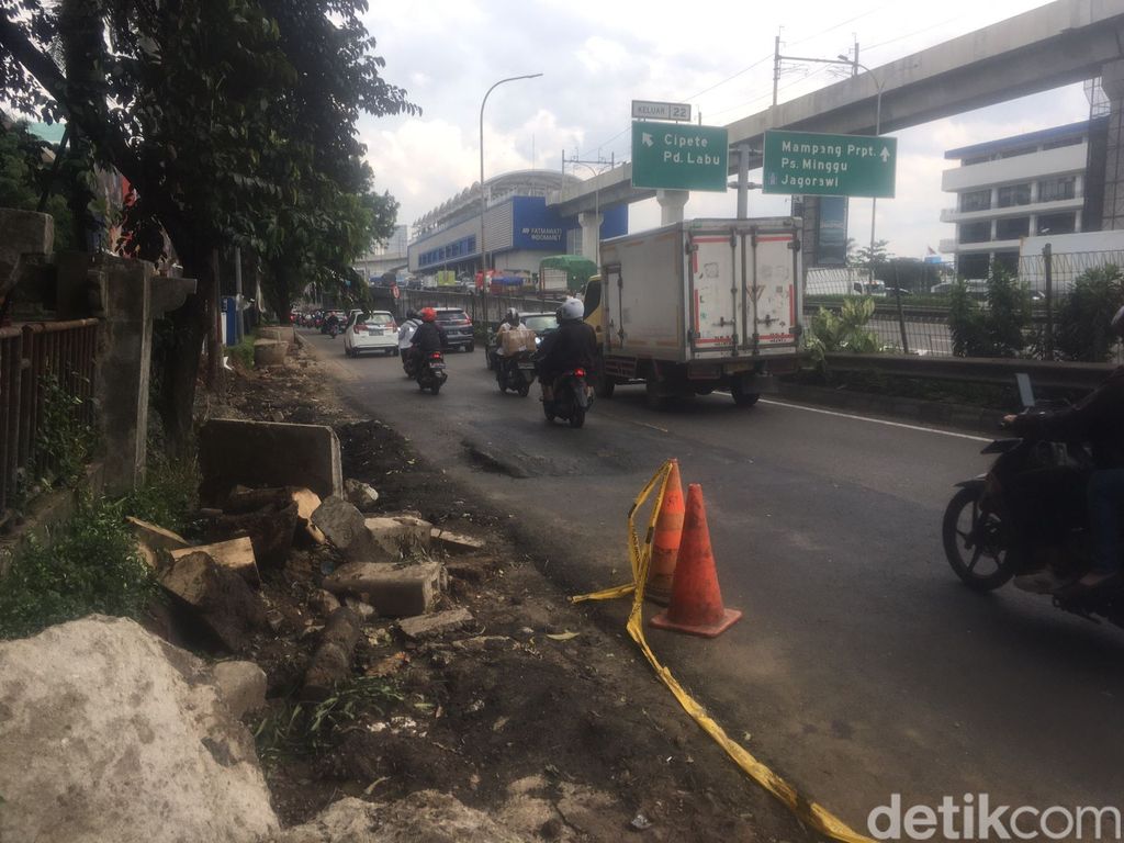 Hasil perbaikan Jl Kartini di Cilandak Jaksel yang sebelumnya ambles. Perbaikan selesai, namun permukaan aspal bergelombang. 7 Maret 2023. (M Fariz At Thariqi/detikcom)