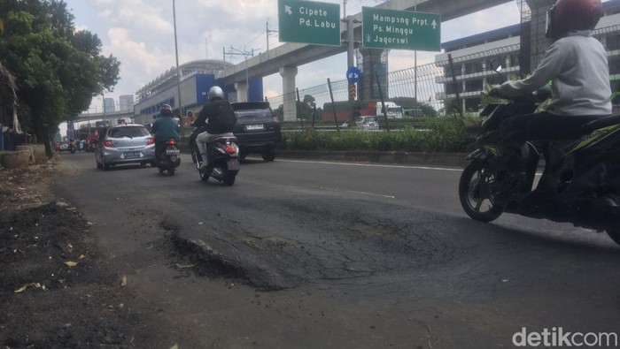 Hasil perbaikan Jl Kartini di Cilandak Jaksel yang sebelumnya ambles. Perbaikan selesai, namun permukaan aspal bergelombang. 7 Maret 2023. (M Fariz At Thariqi/detikcom)