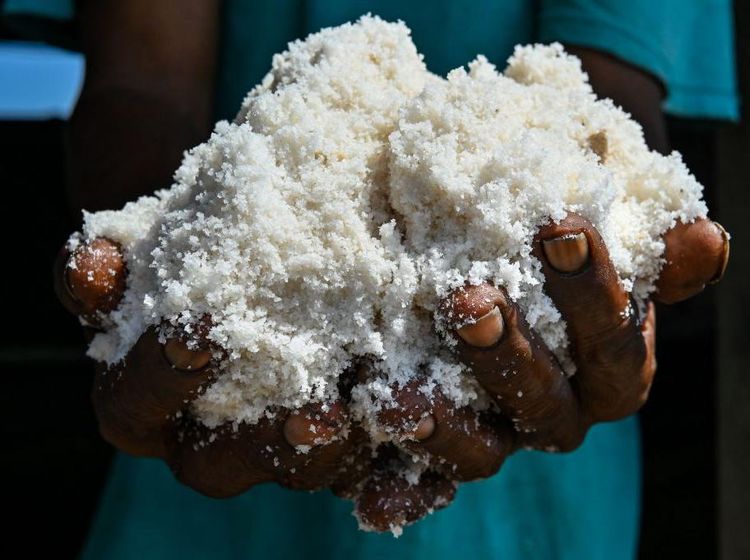 Intip Proses Pengolahan Garam Sistem Rebus di Banda Aceh