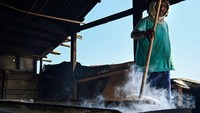 Seorang petani mengolah garam yang diolah dengan cara tradisional di sebuah tambak garam di Lamnga, Banda Aceh, Selasa (7/3/2023).