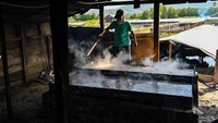 Harga garam rebus yang dijual kisaran Rp 5.000 per kilogram, sementara harga garam jemur kisaran Rp 2.000 per kilogram.