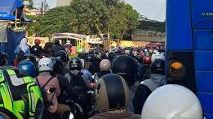 Jalan Bekasi-Cakung macet parah, Selasa (7/3/2023) sore tadi.