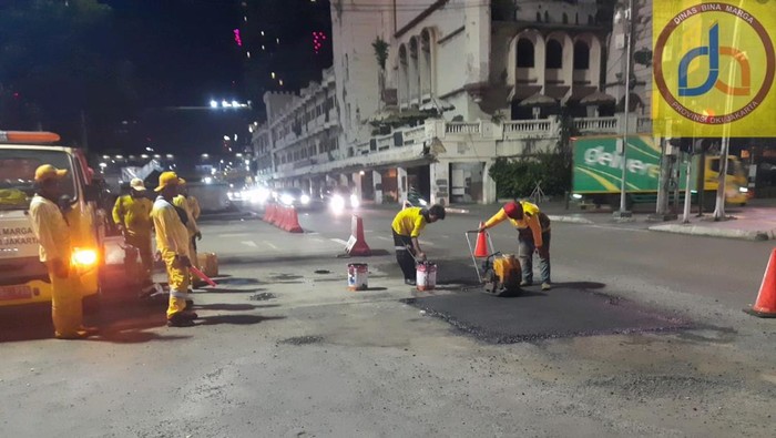Jalan berlubang di Harmoni ditambal (dok. Bina Marga DKI)