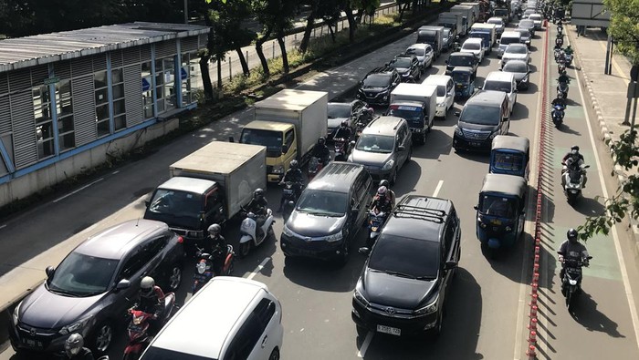 Jalan Perintis Kemerdekaan Arah Cempaka Putih Padat Pagi Ini (Firda-detikcom)